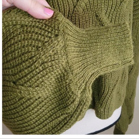 Cropped Oversized Boxy Cable Knit Sweater (L) - Picture 3 of 6